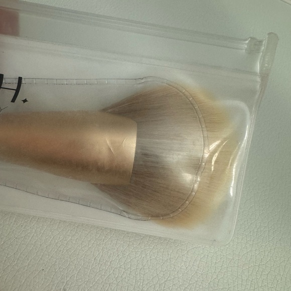 HUDA BEAUTY glOwish complexion brush - Picture 6 of 7